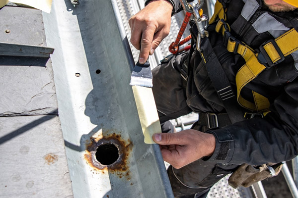 Travaux professionnels de zinguerie de toiture et gouttières